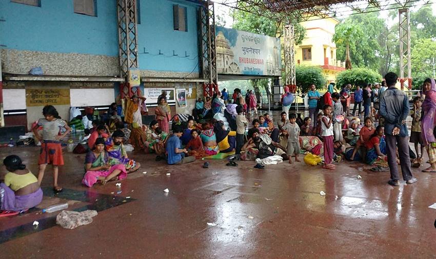 सेठी ने बताया कि विमान से गिराने के लिए एक लाख से अधिक भोजन के पैकेट तैयार किए गए हैं। इसके लिए दो हेलीकॉप्टर भेजने का अनुरोध किया गया है। हालांकि अब तक इस तूफान से किसी के हताहत होने की खबर नहीं है।