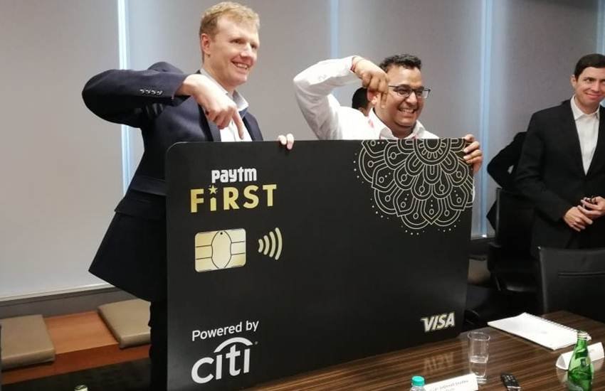 कंपनी के क्रेडिट कार्ड की लॉन्चिंग के दौरान वन97 कम्युनिकेशंस के चेयरमैन और सीईओ विजय शेखर शर्मा। (फोटोः टि्वटर/पेटीएम)