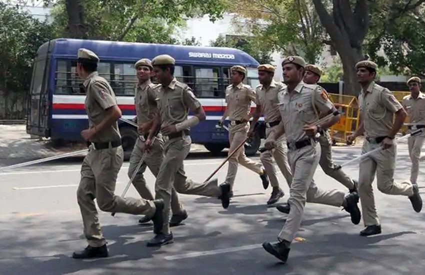 नोएडा पुलिस ने सेक्टर-135 के फार्महाउस में की कार्रवाई। प्रतीकात्मक तस्वीर