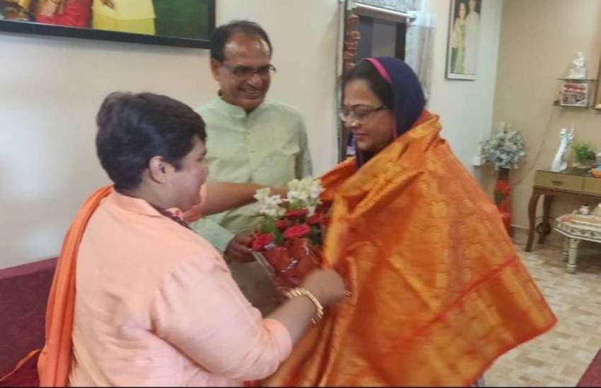 प्रज्ञा ठाकुर ने शिवराज सिंह चौहान और उनकी पत्नी साधना को शादी के सालगिरह की बधाई दी। (फोटो सोर्स: ट्विटर )