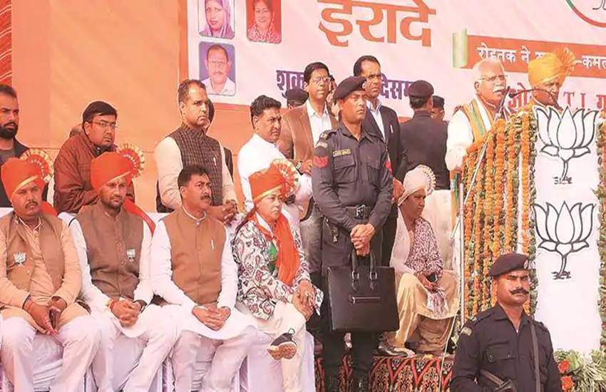 रैली को संबोधित करते हरियाणा के मुख्यमंत्री मनोहर लाल खट्टर और मंच पर बैठा रमेश लोहार (सबसे बांए)। (Express Photo)