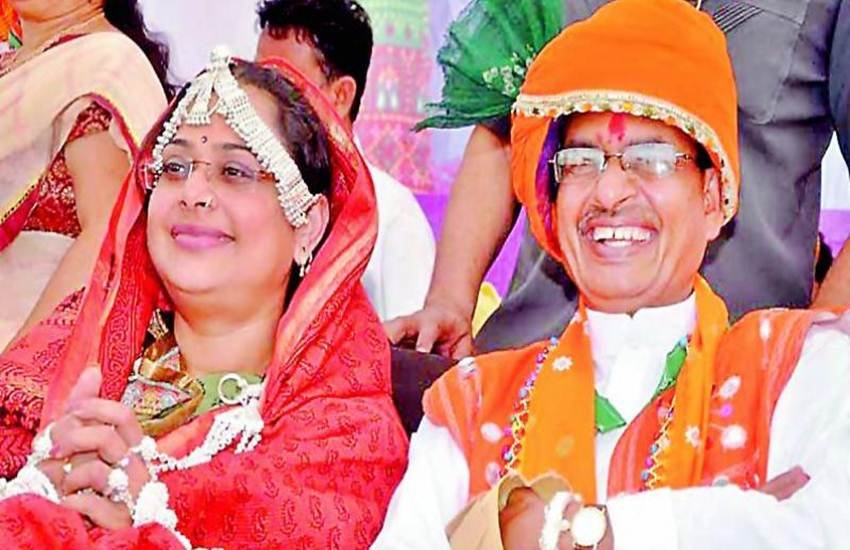 मध्य प्रदेश के पूर्व मुख्यमंत्री शिवराज सिंह चौहान और उनकी पत्नी साधना सिंह। (फोटो क्रेडिट/ सोशल मीडिया)