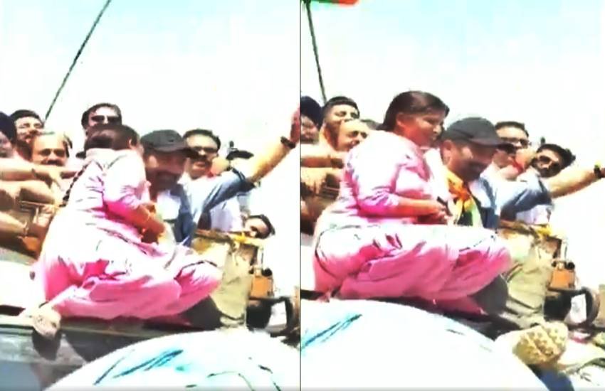 रोड शो के दौरान सनी देओल को महिला ने किया Kiss, फोटो सोर्स- ANI