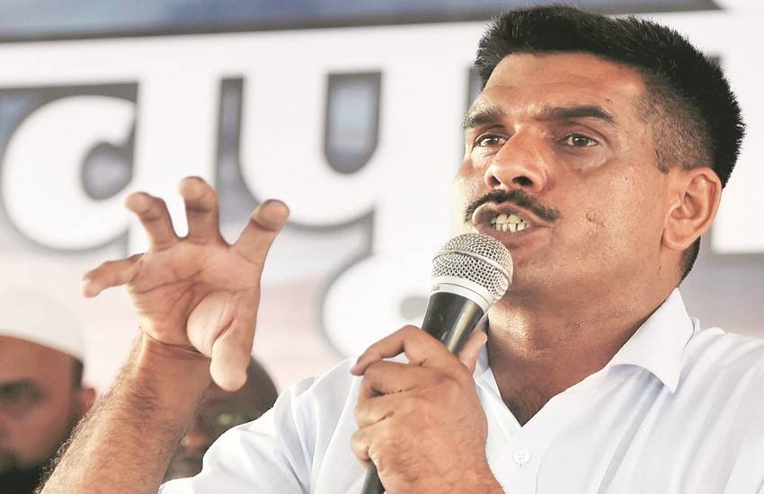 सोशल मीडिया पर वायरल हुए सेना से बर्खास्त जवान तेज बहादुर।