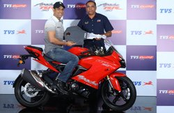 TVS Apache RR 310 स्लीपर क्लच के साथ हुई लांच, महेंद्र सिंह धोनी को मिली पहली चाबी