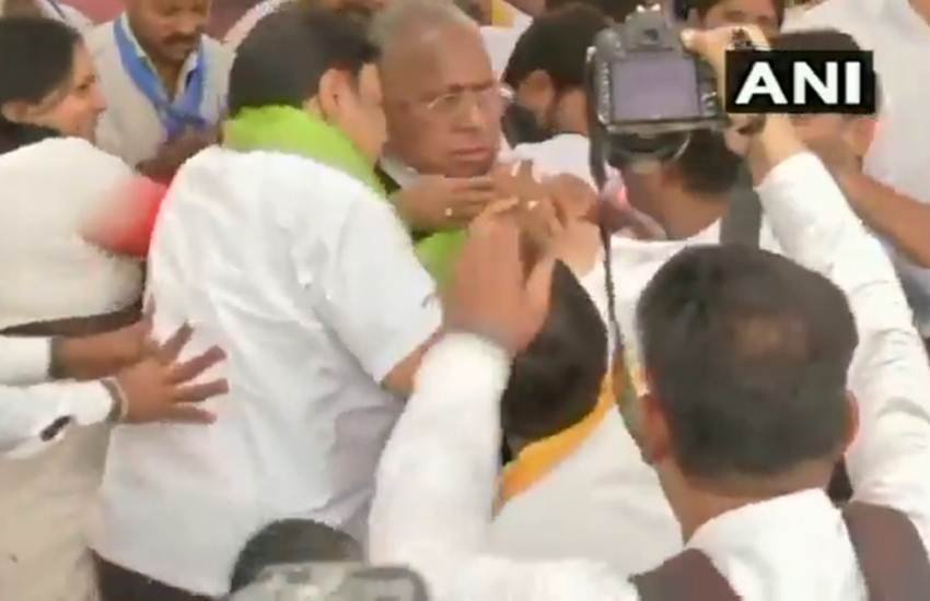 तेलंगाना में आपस में ही कांग्रेस नेता भिड़ गए। (Photo: Video Grab)