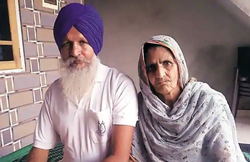 पुलवामा शहीद कुलविंदर सिंह के पैरेंट्स दर्शन सिंह और अमरजीत कौर। फोटो सोर्स : इंडियन एक्सप्रेस
