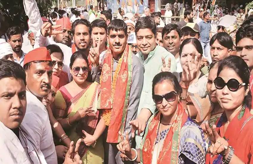 समर्थकों के साथ बीएसएफ के बर्खास्त सिपाही तेज बहादुर यादव, फोटो सोर्स- पीटीआई