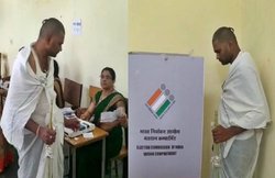 Madhya Pradesh: पिता के अंतिम संस्कार के बाद वोट डालने पहुंचा शख्स, सोशल मीडिया यूजर्स ने ऐसे किया रिएक्ट