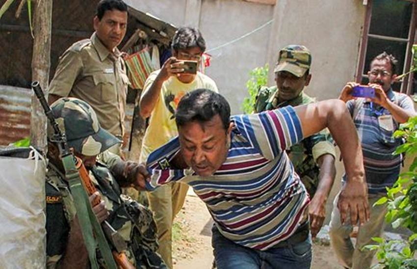 पश्चिम बंगाल के नादिया में एक बदमाश को बूथ के बाहर धक्का देकर निकालते सुरक्षा बल के जवान। (Photo: PTI) पश्चिम बंगाल के नादिया में एक बदमाश को बूथ के बाहर धक्का देकर निकालते सुरक्षा बल के जवान। (Photo: PTI)