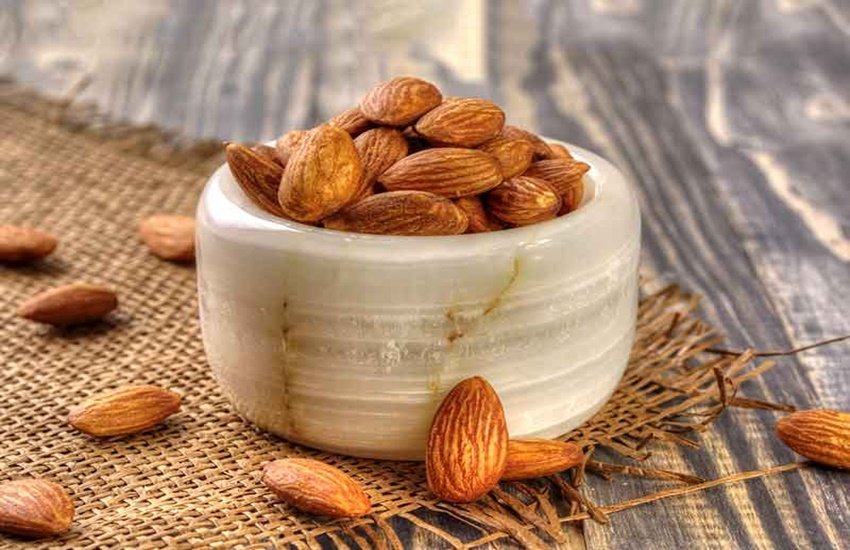 बादाम खाने का सही तरीका (Source: Dreamstime)
