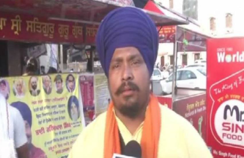  ‘बाबा जी बर्गर वाले’ के नाम की मशहूर दुकान चला रहे 30 वर्षीय रविंदर पाल सिंह लुधियाना लोकसभा सीट से चुनाव लड़ रहे हैं जबकि मशहूर ‘चाचा मैगी वाला’ के मालिक जसबीर सिंह (55) पटियाला संसदीय सीट से मुकाबले में हैं।