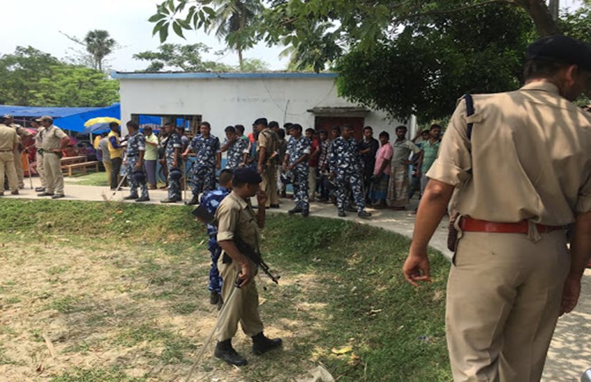 पश्चिम बंगाल में मतदान के दौरान गड़बड़ी की शिकायत 
फोटो सोर्स- एक्सप्रेस फोटो 