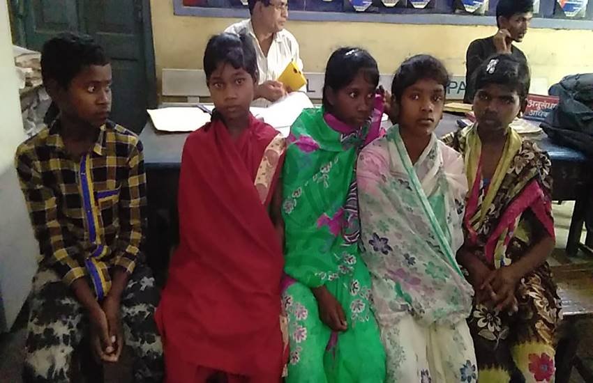 बरामद कम उम्र की चार लड़कियां और एक लड़का। बरामद कम उम्र की चार लड़कियां और एक लड़का।