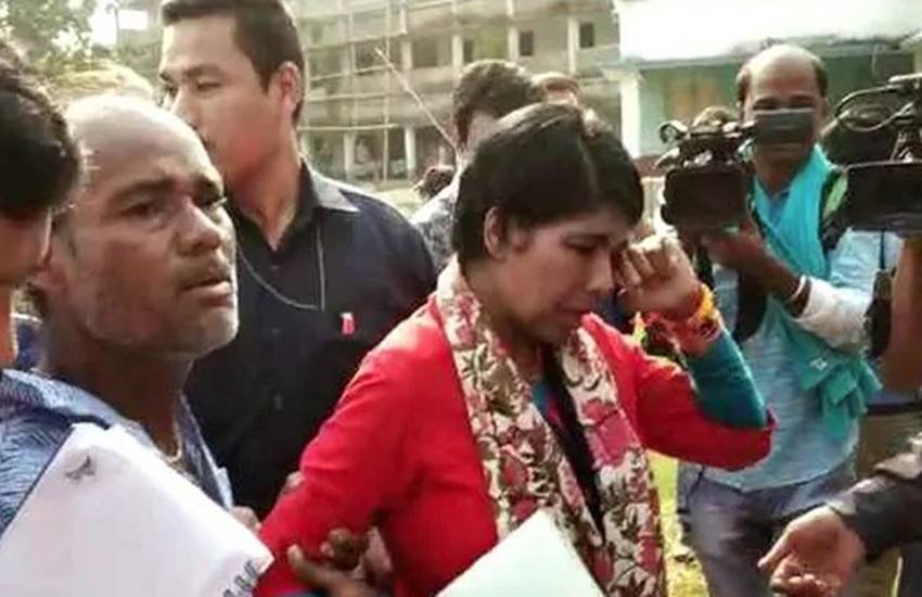 मतदान केंद्र में प्रवेश करने के प्रयास में टीएमसी की महिला कार्यकर्ताओं ने घेरा। (फोटोः वीडियो स्क्रीनशॉट )
