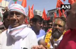 Election 2019: दिग्विजय के रोड शो में लगे ‘मोदी-मोदी’ के नारे, कांग्रेसियों ने दर्ज कराई FIR