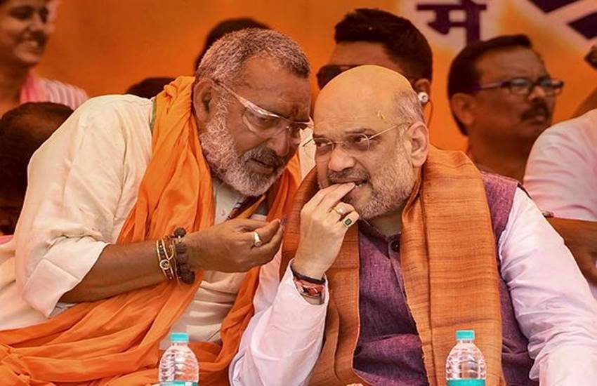 बिहार में चुनावी सभा के दौरान भाजपा अध्यक्ष अमित शाह व गिरिराज सिंह। (फाइल फोटो)
