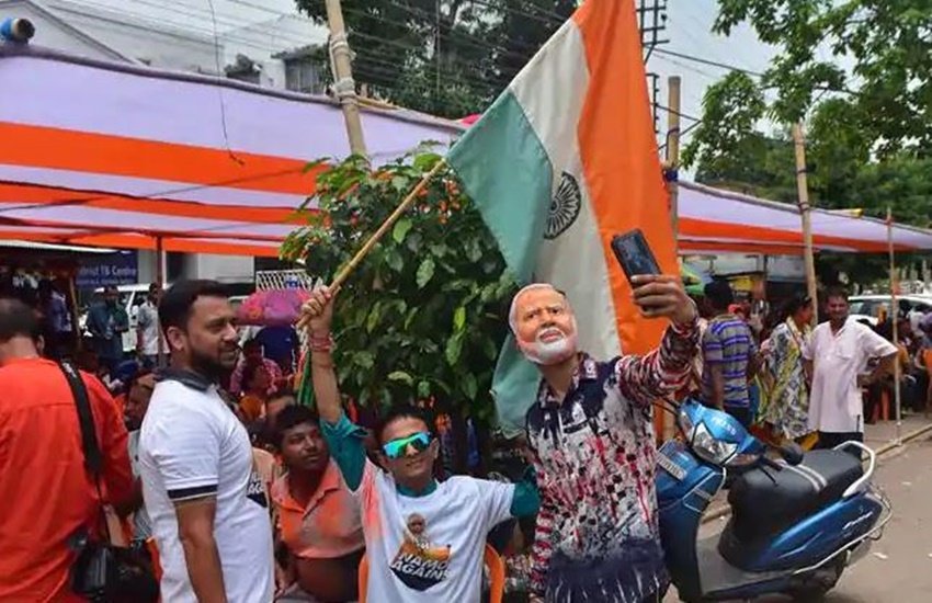 अगरतला की सड़कों पर जश्न मनाते भाजपा समर्थक। (फोटोः इंडियन एक्सप्रेस)