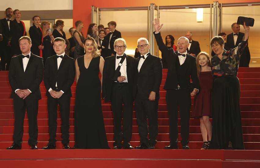 एक्टर्स क्रिश हिंगेन, राइस स्टोन, डेबी हनीवुड, निर्देशक केन लोच, कान्स फिल्म फेस्टिवल के निदेशक थियरी फ्रीमाक्स, लेखक पॉल लावर्टी, अभिनेता केटी प्रॉक्टर और निर्माता रेबेका ओ'ब्रायन ने सॉरी वी मिस्ड यू के प्रीमियर पर फोटोग्राफरों के साथ पोज दिया। (Photo: Joel C Ryan/Invision/AP)