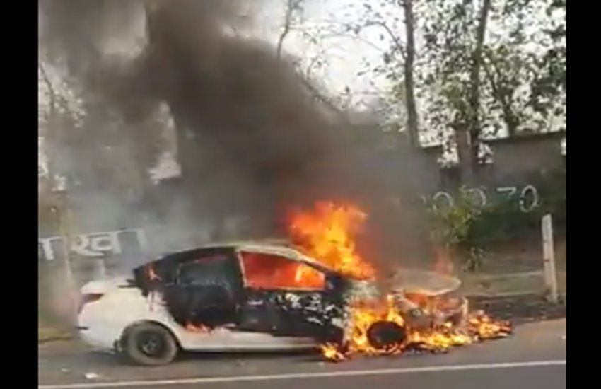 बीच सड़क कार बनी आग का गोला 
फोटो सोर्स- UttarPradesh.ORG 