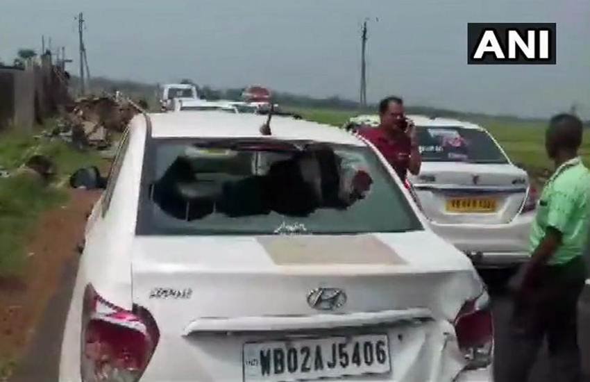 पश्चिम बंगाल में बीजेपी उम्मीदवार की कार पर हमला। (फोटो क्रेडिट/ ANI Twitter ) 