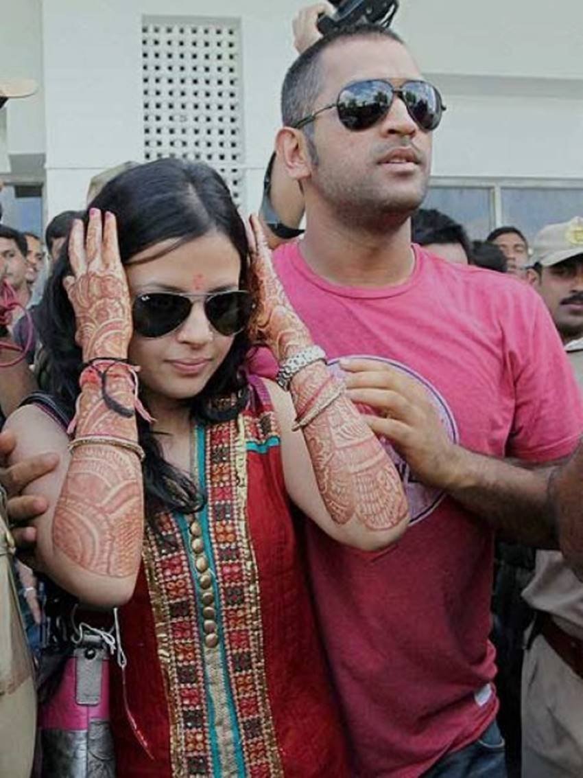 2010 में शादी के बाद पति धोनी संग साक्षी।