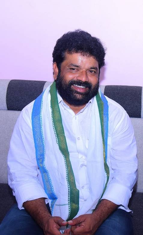 हिंदी और अंग्रेजी का ज्ञान न होने के कारण सुरेश ने जगनमोहन से वाईएसआर कांग्रेस की पोस्ट न दिए जाने को लेकर आग्रह किया था लेकिन रेड्डी ने उन्हें न सिर्फ पार्टी का इंचार्ज बनाया बल्कि उम्मीदवार भी घोषित किया। लिहाजा उन्होंने 2019 के चुनावों में जीत कर रेड्डी के अलावा जनता का विश्वास भी जीता।