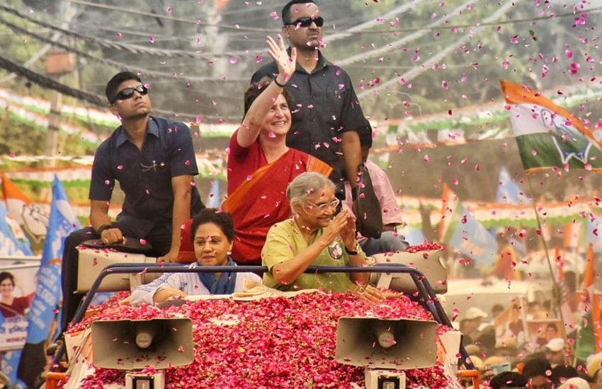 कांग्रेस उम्मीदवार शीला दीक्षित के पक्ष में चुनाव प्रचार करती हुईं प्रियंका गांधी
फोटो सोर्स- ट्विटर/कांग्रेस दिली कांग्रेस उम्मीदवार शीला दीक्षित के पक्ष में चुनाव प्रचार करती हुईं प्रियंका गांधी
फोटो सोर्स- ट्विटर/कांग्रेस दिली