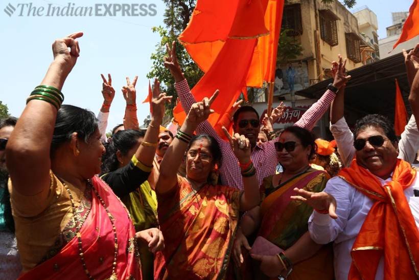 महाराष्ट्र में जश्न मनाते बीजेपी और शिवसेना के कार्यकर्ता।