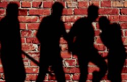 VIDEO: हिंदू वाहिनी के कार्यकर्ताओं ने विश्व हिंदू महासभा के प्रदेश अध्यक्ष को दौड़ा-दौड़ाकर पीटा, जानें- क्यों?