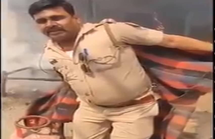 एसआई ने घर में रखे दो भरे एलपीजी सिलेंडर को बाहर निकाला। (फोटोः विडियो स्क्रीनशॉट)

