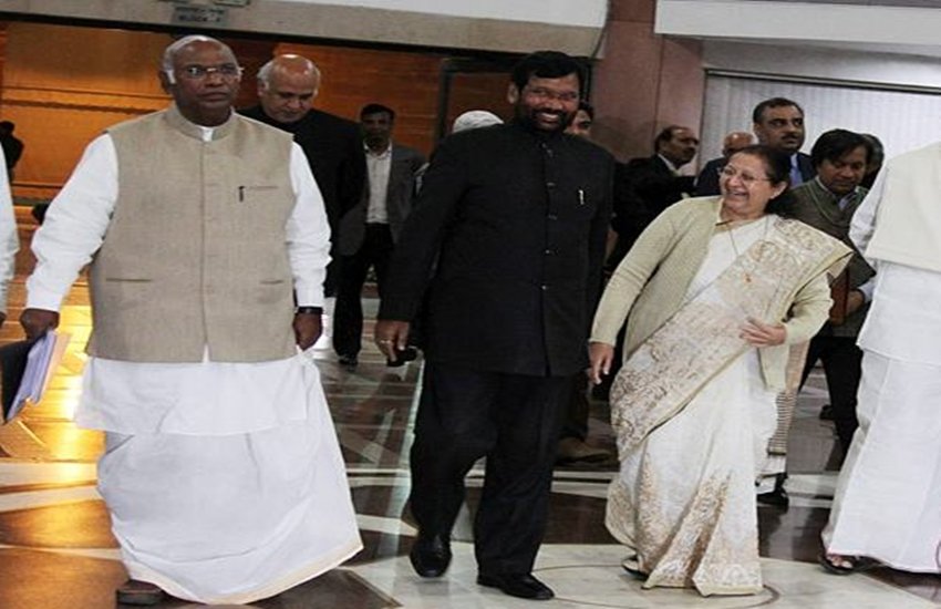 कांग्रेस नेता मलिकार्जुन खड़गे, लोजपा अध्यक्ष रामविलास पासवान और लोकसभा अध्यक्ष सुमित्रा महाजन। (एक्सप्रेस आर्काइव) कांग्रेस नेता मलिकार्जुन खड़गे, लोजपा अध्यक्ष रामविलास पासवान और लोकसभा अध्यक्ष सुमित्रा महाजन। (एक्सप्रेस आर्काइव)