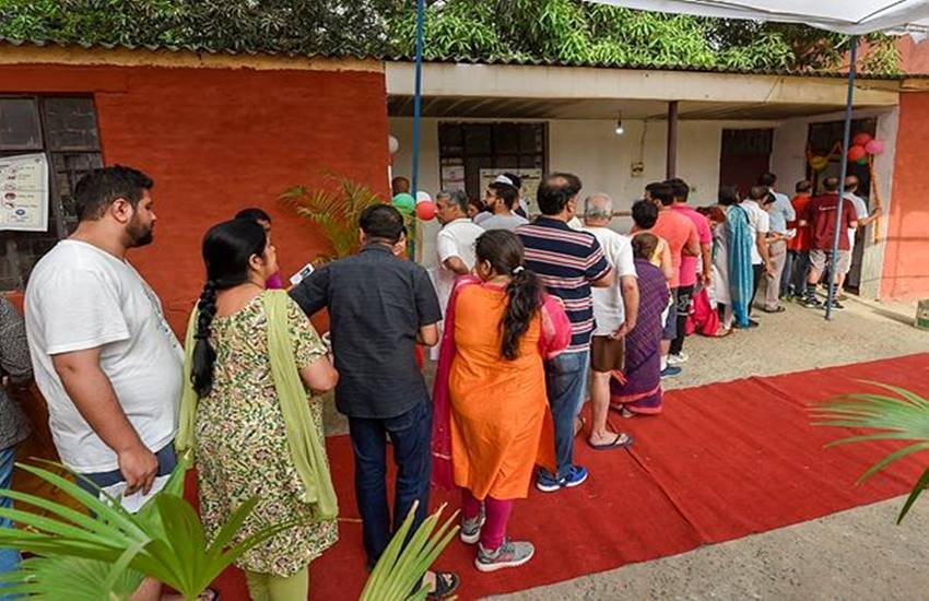 दिल्ली में ग्रेटर कैलाश एरिया में मतदान के लिए कतार में खड़े लोग। (फोटोः पीटीआई)