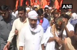 दिग्विजय सिंह और कम्प्यूटर बाबा का रोड शो, भगवा स्‍कार्फ पहने दिखे ड्यूटी पर तैनात पुलिसवाले