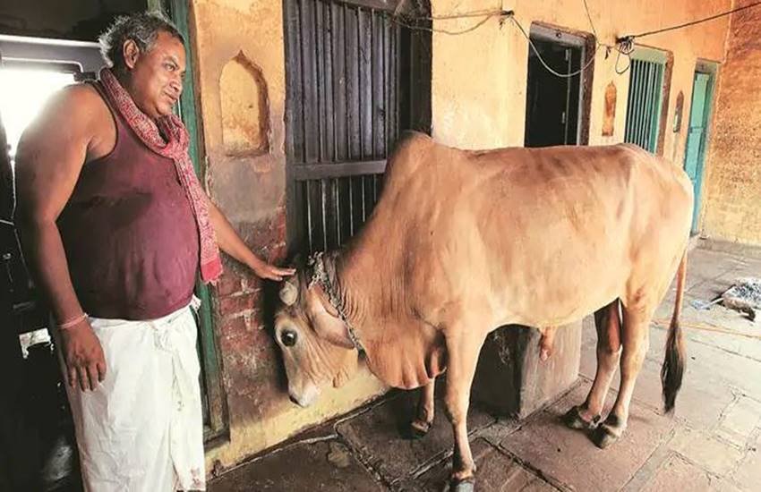 एक कमरे के घर में पत्नी और बेटे, बेटी के साथ रहते हैं जगदीश। (एक्सप्रेस फोटोः आनंद सिंह)
