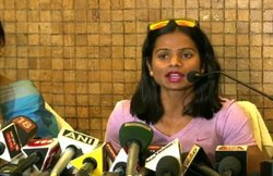 समलैंगिक रिश्ते स्वीकारने वाली दुत्ती चंद का आरोप- बड़ी बहन धमका कर मांग रही पैसे