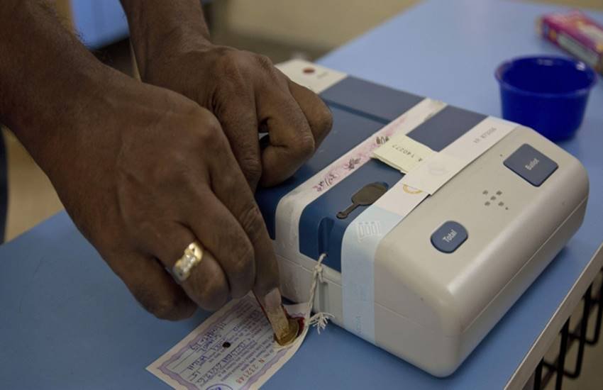 18 अप्रैल को हुए मतदान के बाद दो बूथ पर ईवीएम में गड़बड़ी आई सामने। (प्रतीकात्मक फोटो)