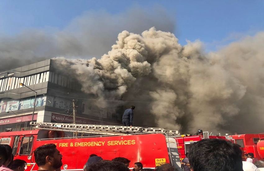 सूरत में लगी आग, फोटो सोर्स- इंडियन एक्सप्रेस