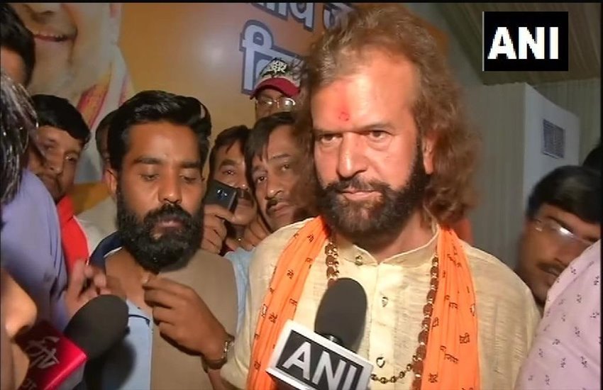 बीजेपी प्रत्याशी हंस राज हंस 
फोटो सोर्स- एएनआई 