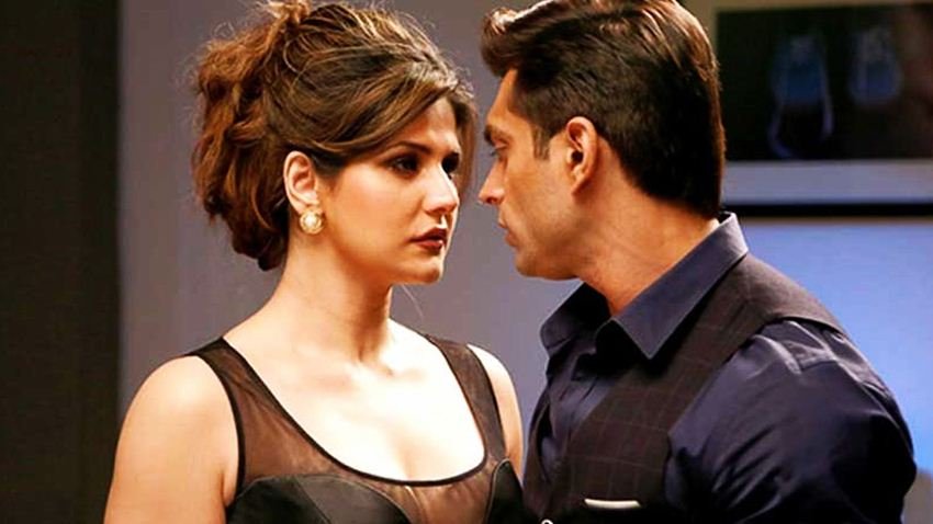 हेट स्टोरी- 2012 में आई यह फिल्म इरोटिक थ्रिलर थी। इस फिल्म में रियल के एडल्ट सीन शूट किए गए थे।