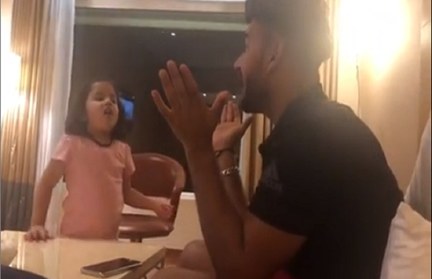 जीवा ने पंत को सिखाई हिंदी। (video screenshot) 