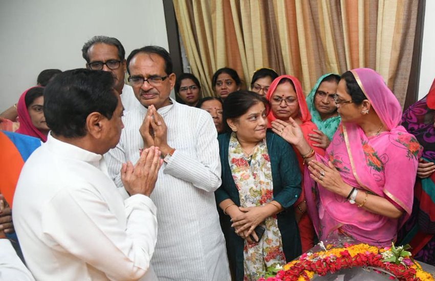 शिवराज के घर पहुंचकर CM कमलनाथ ने दी उनके पिता को श्रद्धांजलि