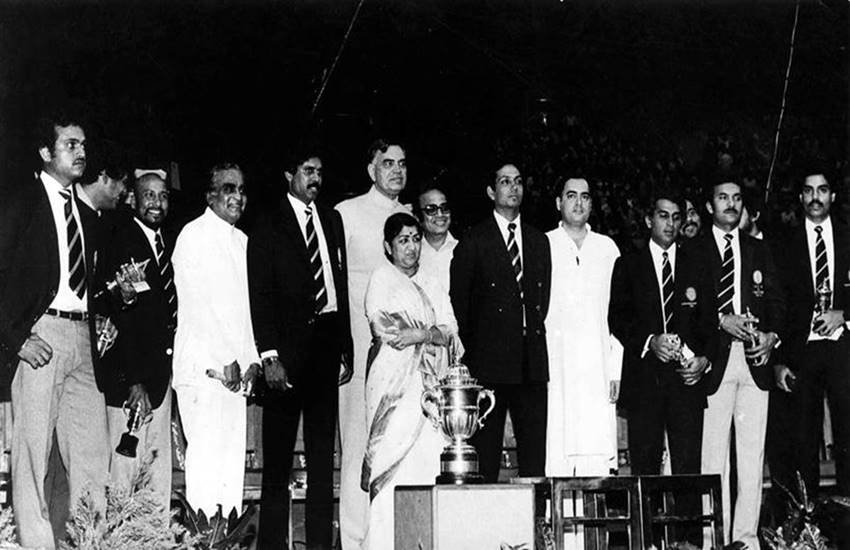 1983 में क्रिकेट विश्व कप जीतने वाली टीम से राजीव गांधी ने मुलाकात की थी। बाएं से दाएं जाने पर तस्वीर में यशपाल शर्मा, सैयद किरमानी, कपिल देव, बलराम जाखड़, जगमोहन, गायक लता मंगेशकर, मोहिंदर अमरनाथ, राजीव गांधी, सुनील गावस्कर, के श्रीकांत, मदन लाल और दिलीप वेंगसरकर हैं। (फोटो सोर्स: Express archive )