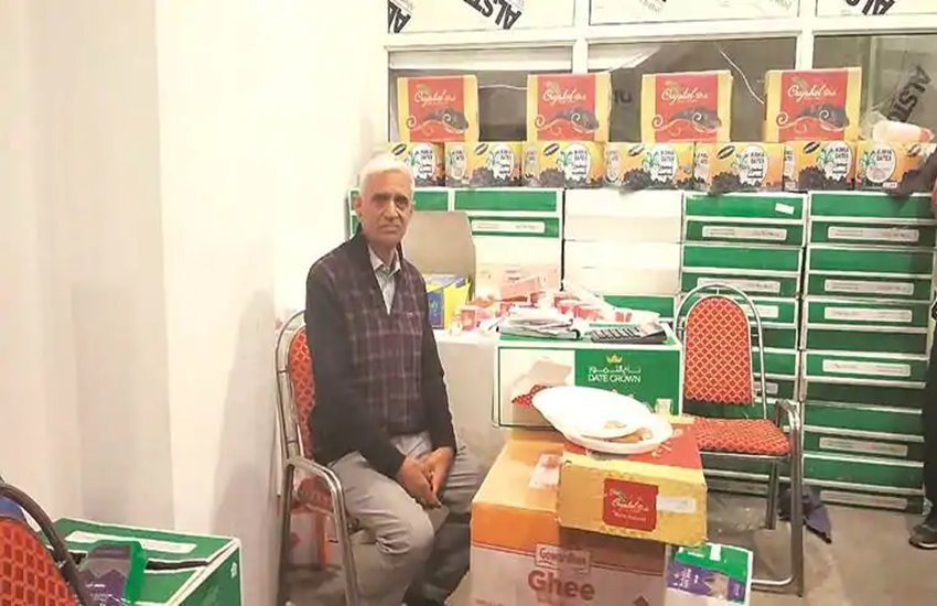 Kashmir: 29 साल बाद घाटी में कश्मीरी पंडित रोशन लाल मावा ने खोली दुकान 
फोटो सोर्स- इंडियन एक्सप्रेस 