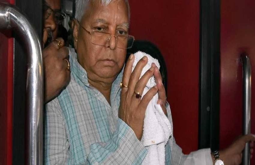 लालू इन दिनों बीमार हैं और रांची के एक अस्पताल में उनका इलाज चल रहा है। तेज प्रसाद ने कहा, ‘‘23 मई को राज्य में ढेर सारी जगहों पर लालटेन (राजद का चुनाव चिह्न) जल उठेगा। उनका मानना है कि चुनाव परिणाम ‘‘चौंकाने’’ वाले होंगे।