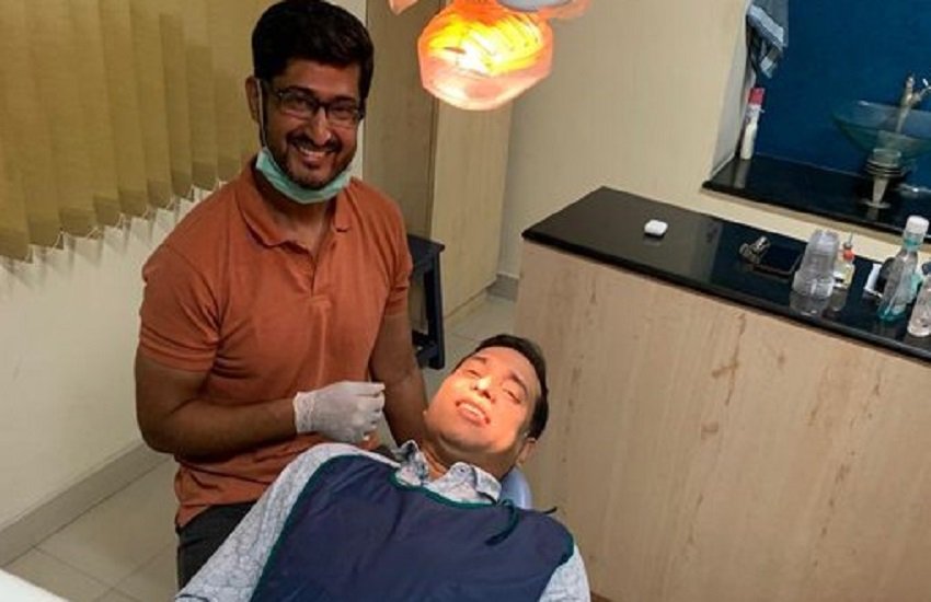 दंत चिकित्सक से अपना दांत निकलवाते वीवीएस लक्ष्मण।( vvs laxman official twitter) 