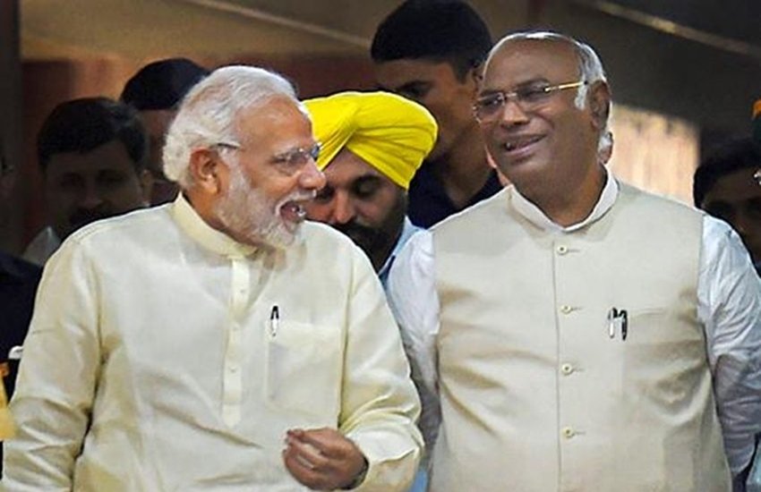 प्रधानमंत्री नरेंद्र मोदी और कांग्रेस नेता मल्लिकार्जुन खड़गे। (फाइल फोटो) प्रधानमंत्री नरेंद्र मोदी और कांग्रेस नेता मल्लिकार्जुन खड़गे। (फाइल फोटो)