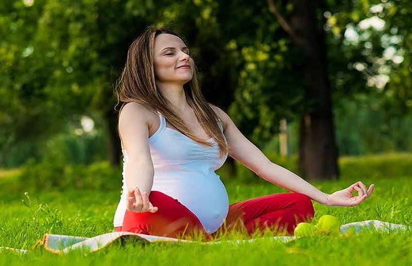 प्रेग्नेंट महिलाओं के लिए मेडिटेशन के लाभ (Source: Dreamstime)