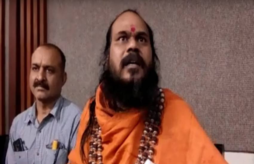 सोशल मीडिया पर मिर्ची बाबा को लेकर लोग खूब मजाक बना रहे हैं। (फोटोः यूट्यूब वीडियो स्क्रीनशॉट)