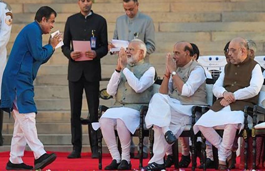 प्रधानमंत्री के साथ अन्य मंत्रियों ने राष्ट्रपति भवन के प्रांगण में ली शपथ। (फोटोः पीटीआई)